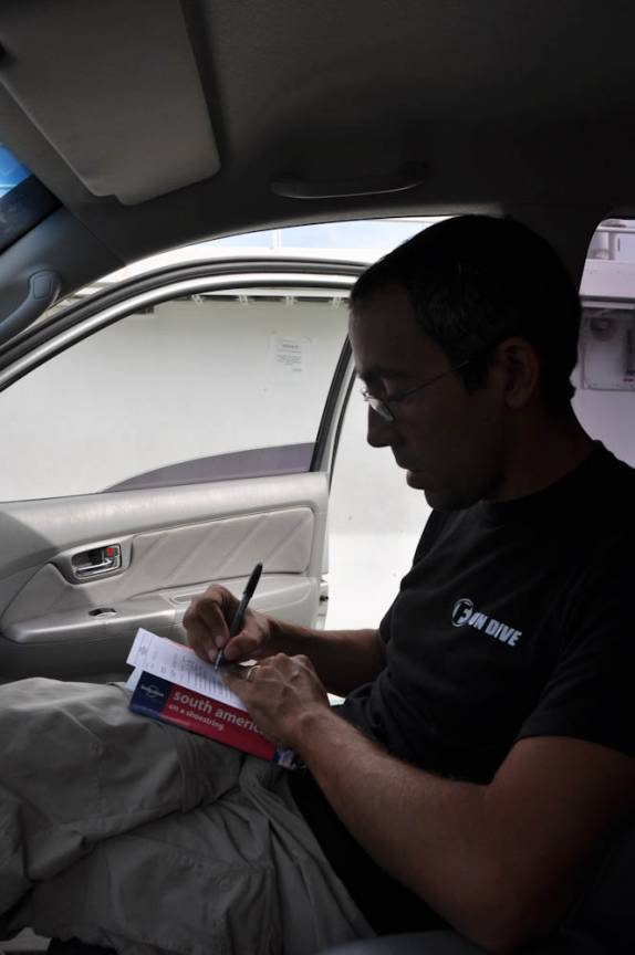 Preenchendo os famosos formulários de fronteira, entre Suriname e Guiana.